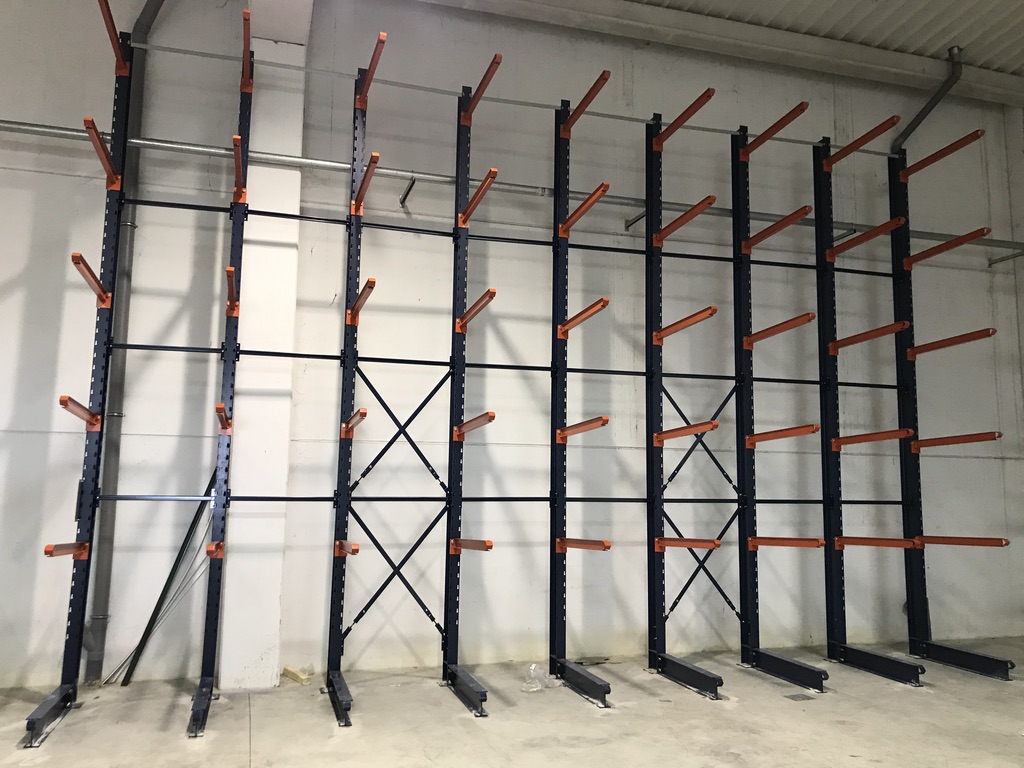 Montage de cantilevers de stockage dans la région de Toulouse