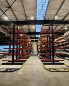 Cantilever : montage de rayonnage de stockage double-face en Occitanie