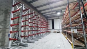 Cantilever : montage de rayonnage de stockage avec toiture en Occitanie